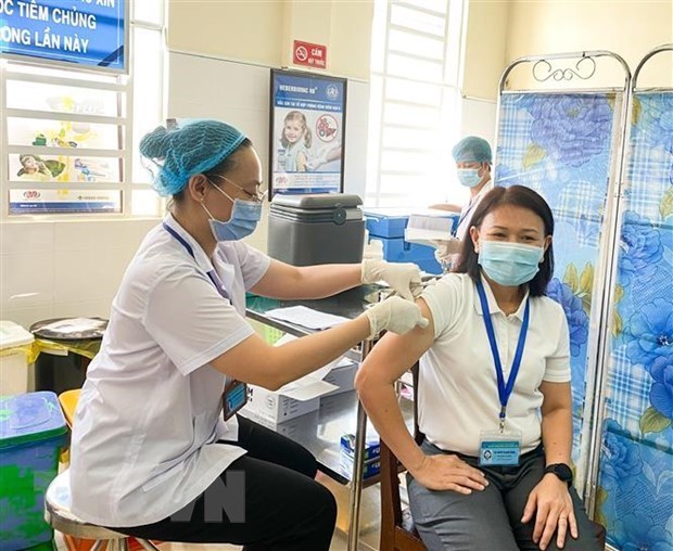 Кампания по вакцинации против COVID-19 охватывает все больше провинции hinh anh 1