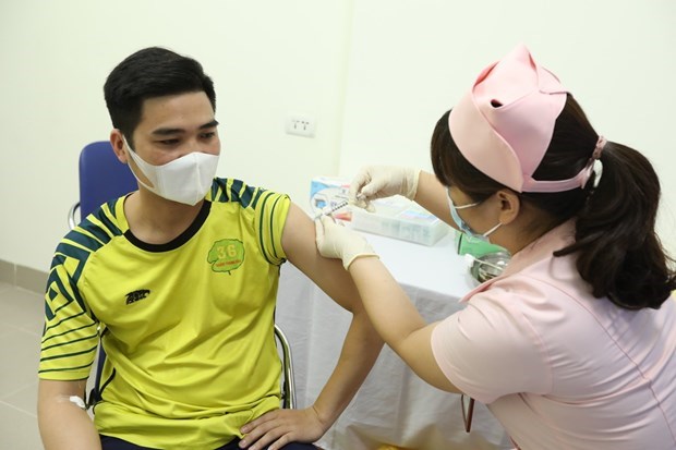 Еще 15 добровольцам была введена вакцина-кандидат COVIVAC hinh anh 1