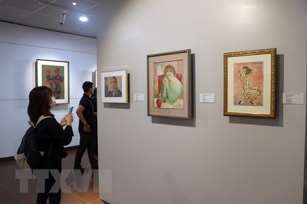 В Дананге открылась выставка картин, подаренных японским коллекционером hinh anh 1
