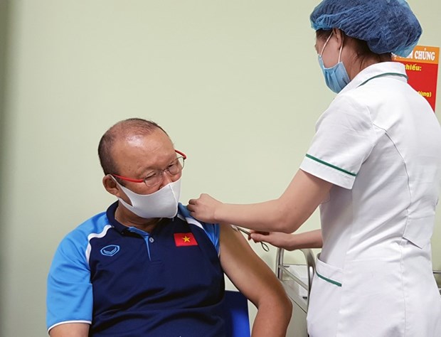 Члены сборнои Вьетнама по футболу получили прививки от COVID-19 hinh anh 1