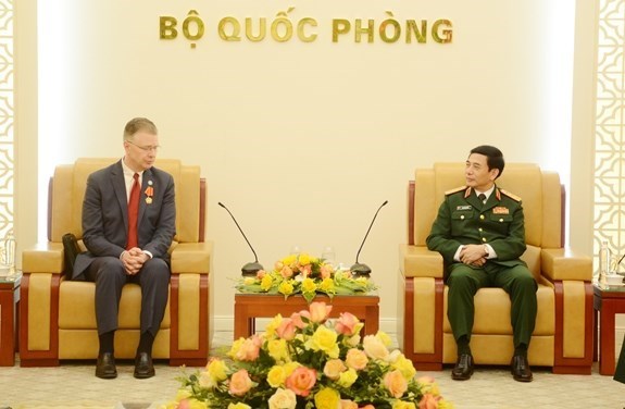 Министр обороны Вьетнама принял уходящего со своего поста посла США hinh anh 1