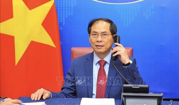 Состоялись телефонные переговоры министров иностранных дел Вьетнама и Сингапура hinh anh 1