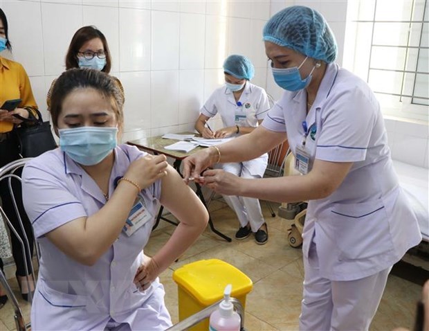 На утро 18 апреля новых случаев заражения COVID-19 во Вьетнаме не зарегистрировано, вакцинированы почти 67.000 человек hinh anh 1