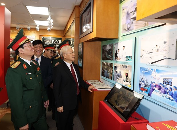 Генеральныи секретарь ЦК КПВ Нгуен Фу Чонг поздравил военныи госпиталь 108 с 70-летнеи годовщинои hinh anh 1