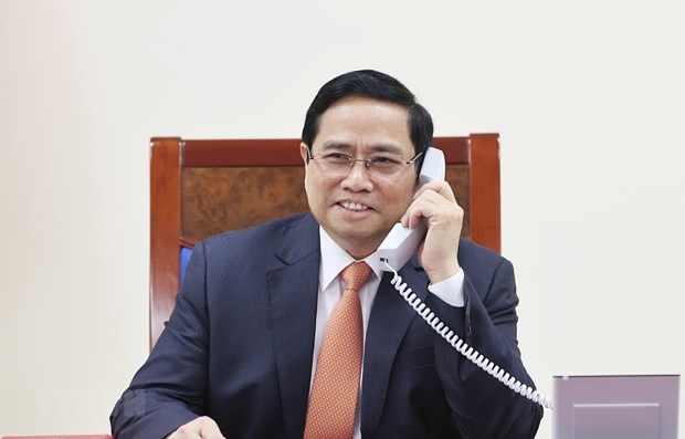 Премьер-министр Фам Минь Тьинь совершил телефонныи разговор с премьер-министром Сингапура Ли Сянь Луном hinh anh 1