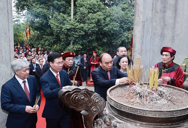 Президент страны возложил благовония в память о королях Хунгах hinh anh 1