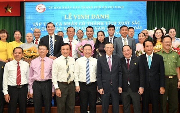 17 коллективов и 33 человека награждены за достижения в деятельности зарубежных вьетнамцев hinh anh 1