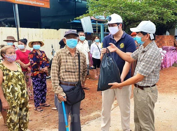 Оказана помощь камбоджиицам вьетнамского происхождения, заблокированным из-за COVID-19 hinh anh 1