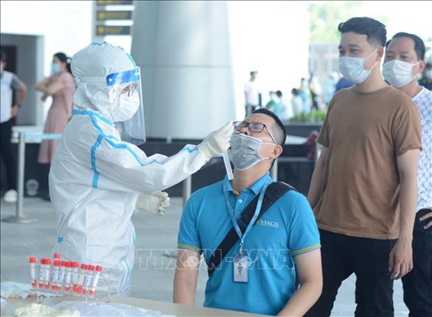 Эпидемия COVID-19: Дананг протестирует на вирус более 2.000 работников в аэропорту hinh anh 1