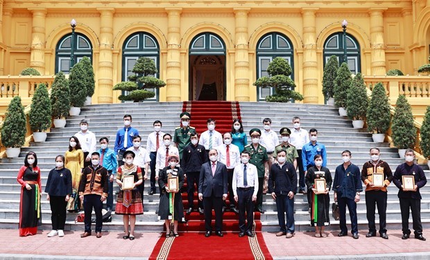 Президент страны Нгуен Суан Фук устроил прием для представителеи этнических меньшинств провинции Бакжанг hinh anh 1