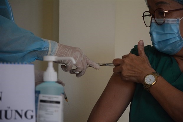Медсестра, которая впала в шок после вакцинации, была отключена от ИВЛ hinh anh 1
