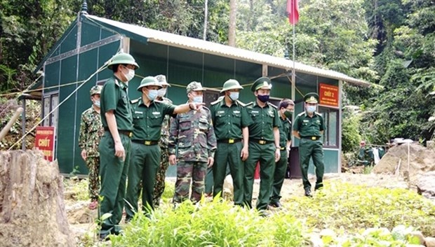 Армия оказывает поддержку населенным пунктам в борьбе с COVID-19 hinh anh 2