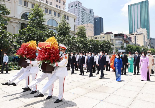 Президент Нгуен Суан Фук почтил память президента Хо Ши Мина hinh anh 1
