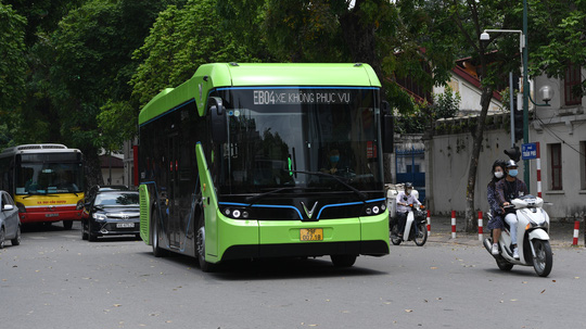 Электрические автобусы VinGroup курсируют по оживленным улицам Ханоя hinh anh 1