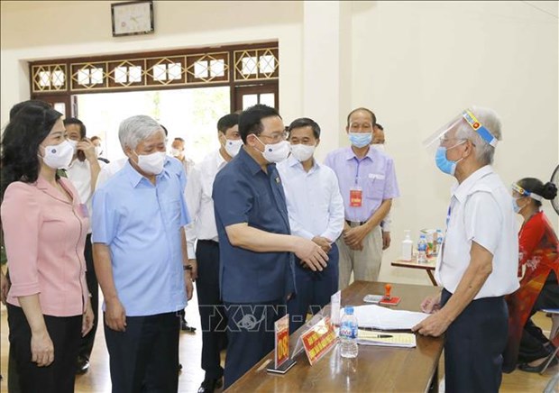 Председатель Национального собрания инспектирует ходы выборов в Бакнине и Бакжанге hinh anh 1