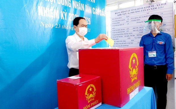 Постоянныи заместитель председателя НС Чан Тхань Ман голосует в городе Кантхо hinh anh 1