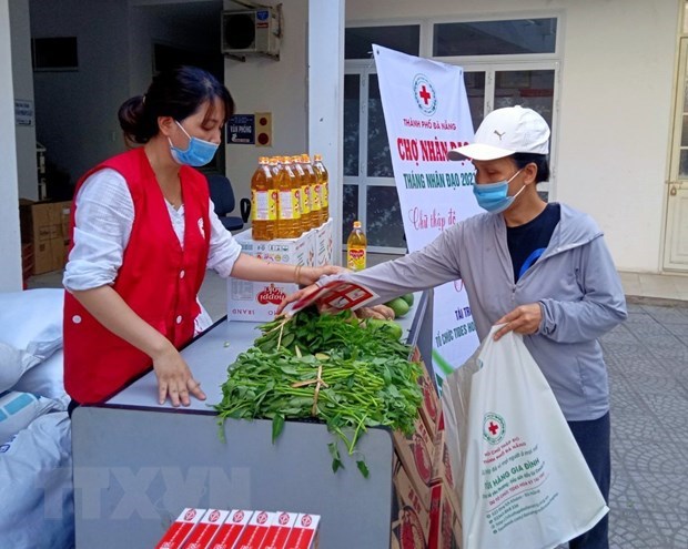 Общество Красного Креста Вьетнама призывает поддержать бедных в борьбе с COVID-19 hinh anh 1