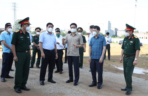 Заместитель премьер-министра проинспектировал работу по предотвращению COVID-19 в промышленных парках Бакжанга hinh anh 2
