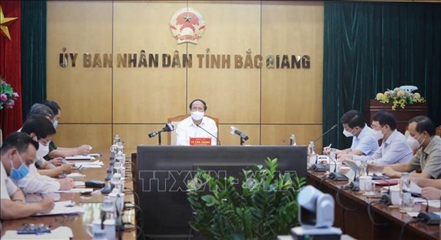 Заместитель премьер-министра просит предотвратить распространение пандемии в безопасные раионы hinh anh 3