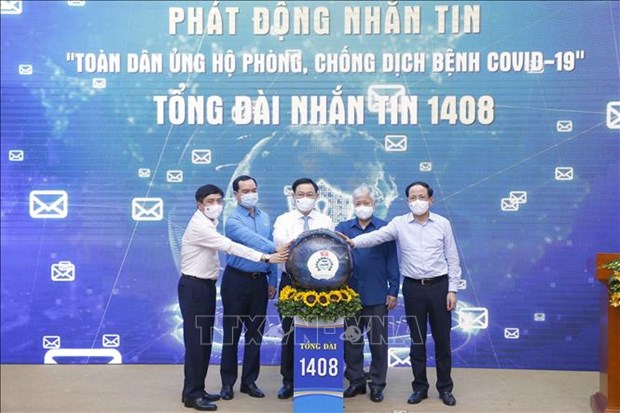 Председатель НС Выонг Динь Хюэ запустил СМС-кампании «Всенародная поддержка предотвращения эпидемии COVID-19 и борьбы с неи» hinh anh 1