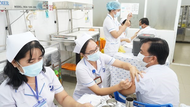 Правительство: рассматривается вопрос вакцинации против COVID-19 для иностранных специалистов во Вьетнаме hinh anh 1