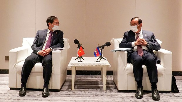 Министр иностранных дел Вьетнама встретился с заместителем премьер-министра, министром иностранных дел и международного сотрудничества Камбоджи hinh anh 1