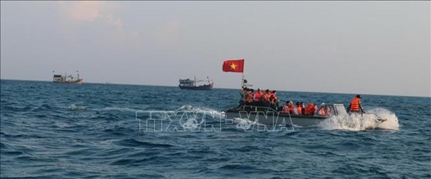 Президент Нгуен Суан Фук вручил рыбакам 5.000 национальных флагов hinh anh 1