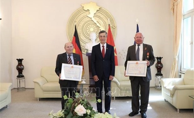Немецкие друзья награждены благородными наградами Вьетнама hinh anh 1