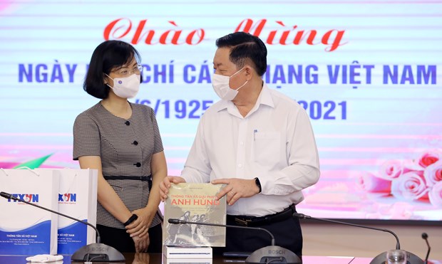 Глава Отдела ЦК КПВ по пропаганде и политическому просвещению Нгуен Чонг Нгиа поздравляет ВИА с Днем революционнои прессы hinh anh 1