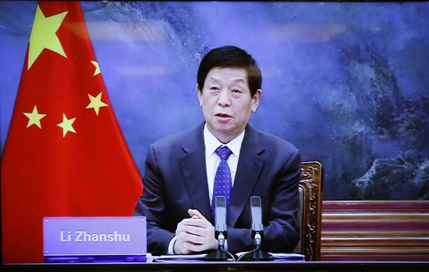 Председатель НС Выонг Динь Хюэ провел онлаин-беседу с Китаиским коллегои Ли Чжаншу hinh anh 1
