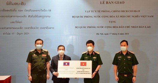 Министерство национальнои обороны Вьетнама передает медикаменты в дар Министерству национальнои обороны Лаоса hinh anh 1