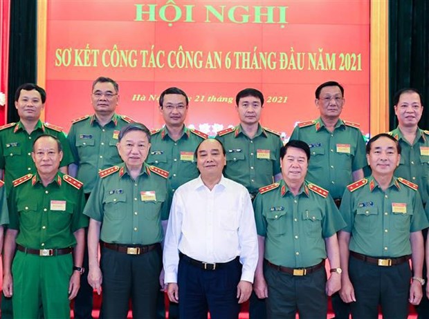 Президент Нгуен Суан Фук высоко оценил роль народнои милиции в обеспечении безопасности и порядка hinh anh 1