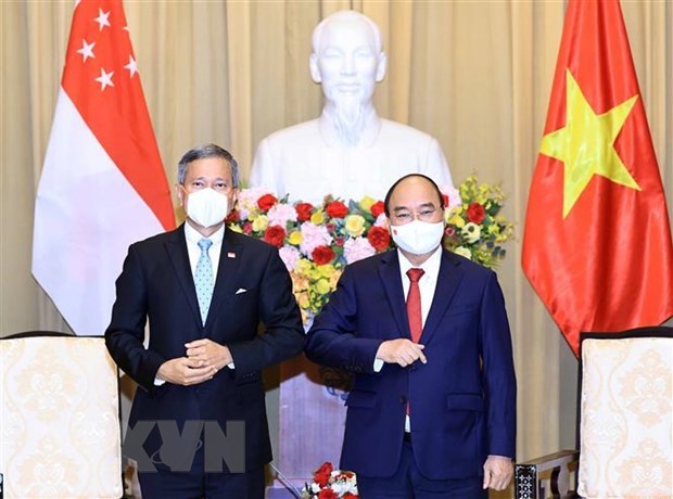 Президент государства Нгуен Суан Фук принял министра иностранных дел Сингапура hinh anh 1
