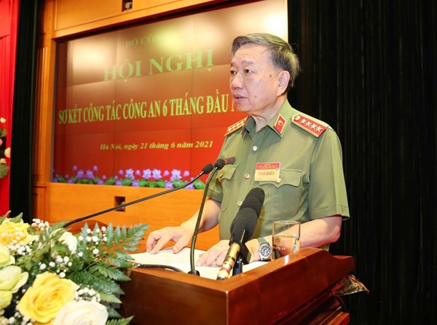 Президент Нгуен Суан Фук высоко оценил роль народнои милиции в обеспечении безопасности и порядка hinh anh 2