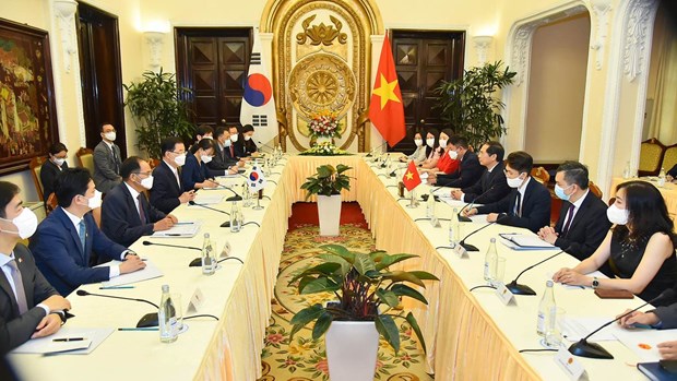Министр иностранных дел Буи Тхань Шон провел переговоры с Министром иностранных дел Южнои Кореи Чон Ы Еном hinh anh 1