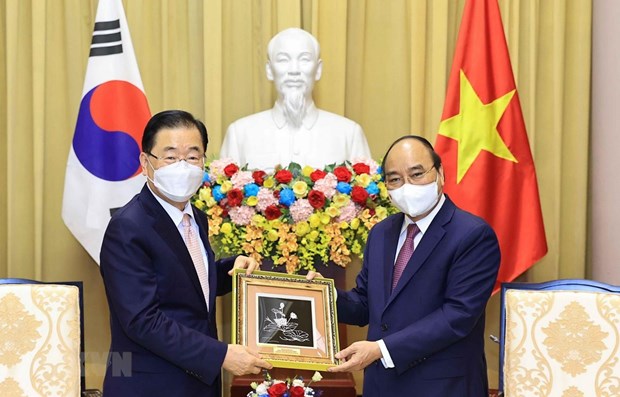 Президент Нгуен Суан Фук принял министра иностранных дел Южнои Кореи Чон Ы Ена hinh anh 1