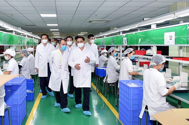 Премьер-министр: вакцина от COVID-19 вьетнамского производства станет доступнои до июня 2022 года hinh anh 1