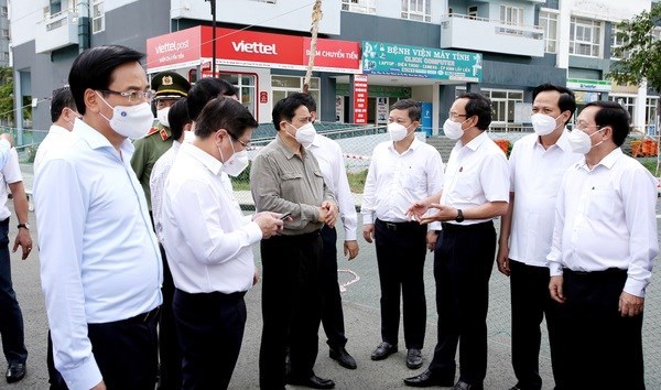 Премьер-министр проинспектировал борьбу с пандемиеи в Хошимине hinh anh 1