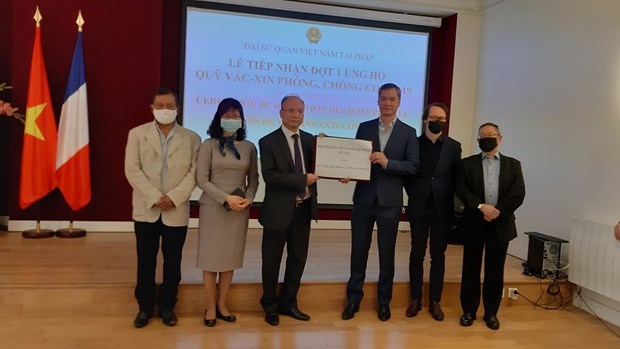 Вьетнамские, французские организации и ассоциации помогают фонду борьбы с COVID-19 hinh anh 1