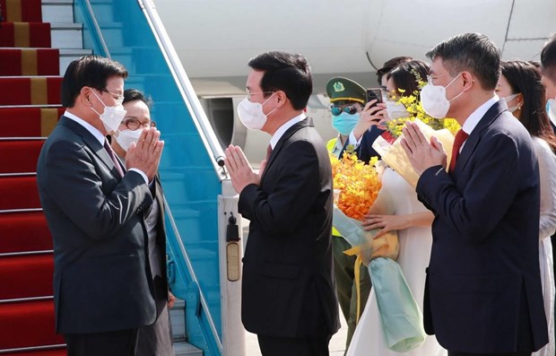 Генеральныи секретарь, президент Лаоса прибыл во Вьетнам с официальным дружественным визитом hinh anh 1