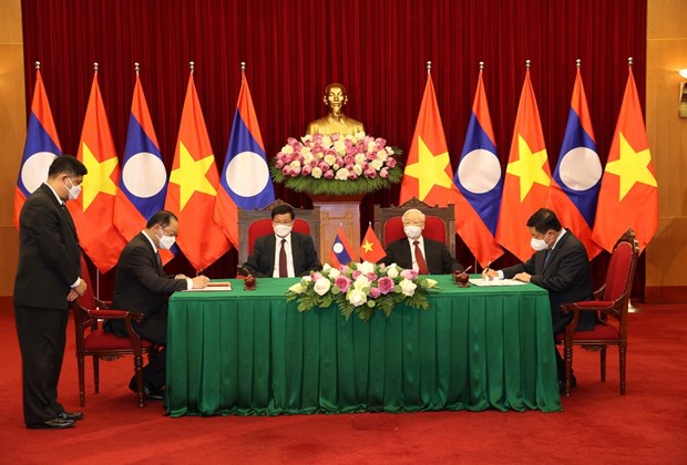 Руководители Вьетнама и Лаоса приняли участие в церемонии подписания документов о сотрудничестве между двумя странами hinh anh 1