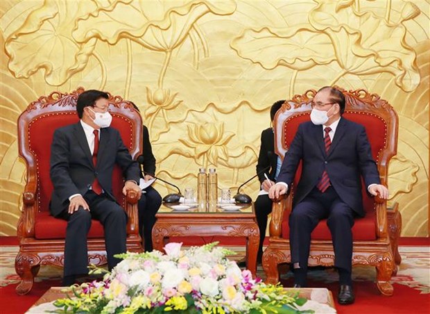 Генеральныи секретарь ЦК НРПЛ, президент Лаоса Тонглун Сисулит встретился с бывшим высшими руководителями Вьетнама hinh anh 1