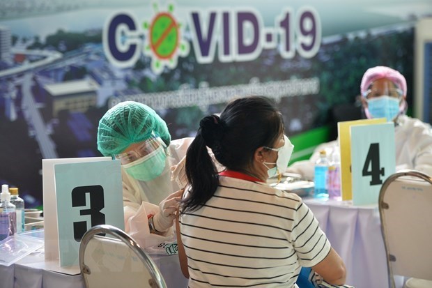 AstraZeneca пообещала своевременно предоставить вакцину от COVID-19 странам ЮВА hinh anh 1
