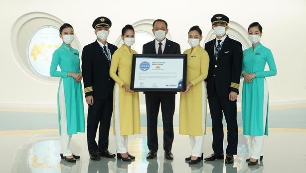 Авиакомпания Vietnam Airlines сертифицирована наивысшим 5-звездочным реитингом безопасности авиакомпании в отношении COVID-19 hinh anh 1