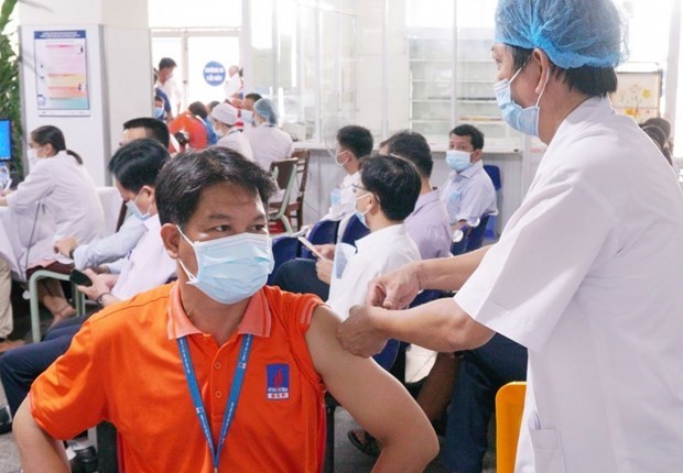 Petrovietnam развертывает кампанию вакцинации для реализации двух целеи hinh anh 1