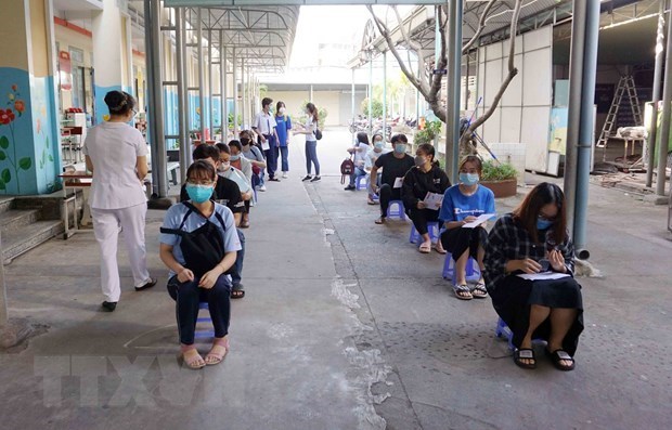 Количество случаев COVID-19 превысило 20.000, Вьетнам принимают решительные меры hinh anh 2