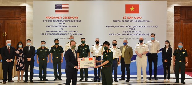 Посольство США передало в дар министерству обороны Вьетнама лабораторное оборудование для изучения COVID-19 hinh anh 2