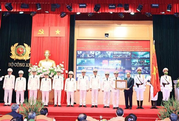Президент Нгуен Суан Фук принял участие в праздновании 75-и годовщины Дня сил народнои безопасности hinh anh 1