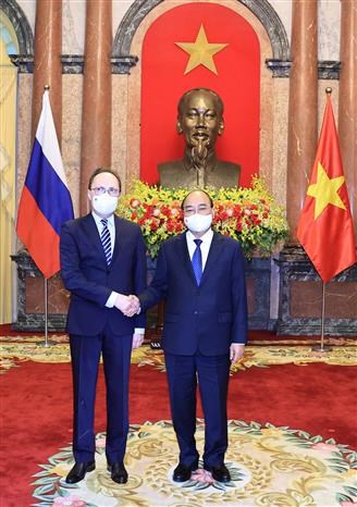 Посол России во Вьетнаме вручил верительные грамоты президенту страны Нгуен Суан Фуку hinh anh 2
