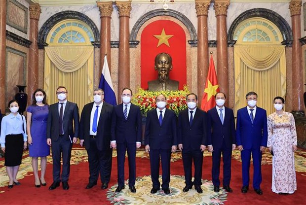 Посол России во Вьетнаме вручил верительные грамоты президенту страны Нгуен Суан Фуку hinh anh 3